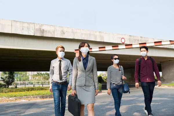 Azjatycki ludzi w maskach ćma — Zdjęcie stockowe