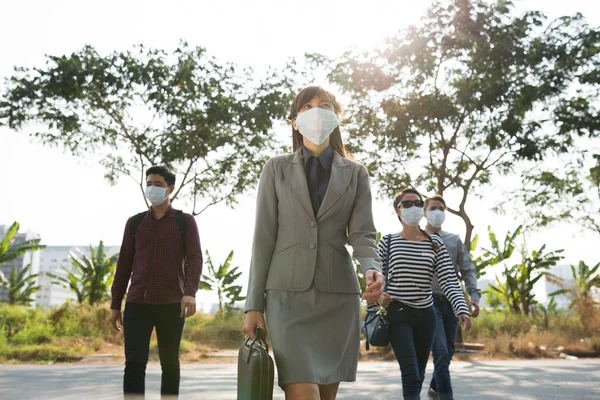 Asiáticos en máscaras de polilla — Foto de Stock