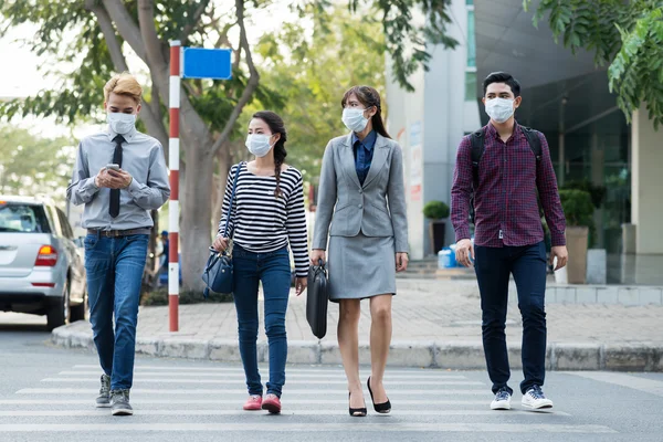 Asiaten in Mottenmasken — Stockfoto