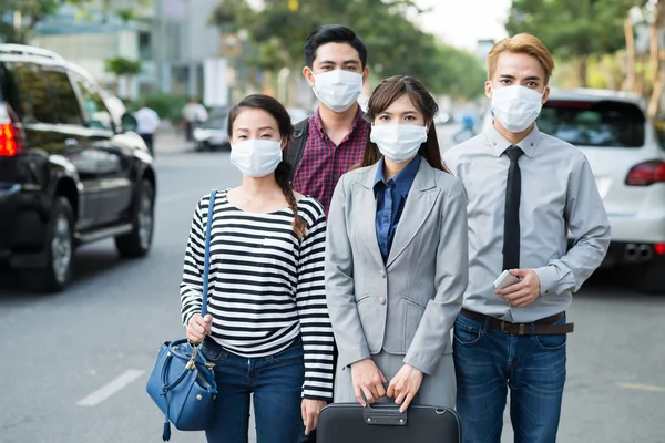 Gruppe von Menschen in medizinischen Masken — Stockfoto