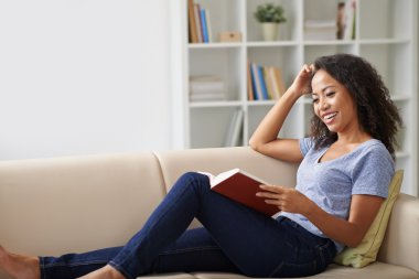 Kadın kitap okuyor.