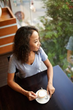 Cappuccino içen kadın 