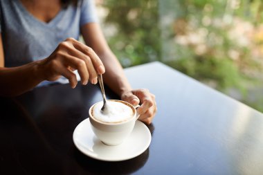 Şeker karıştırma kadın