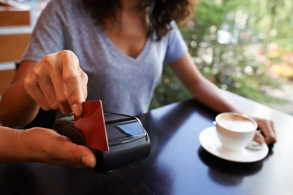 Woman paying with card — Stock Photo, Image