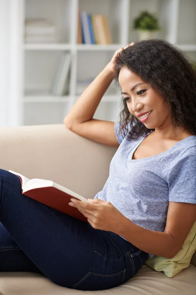 Mujer leyendo novela — Foto de Stock