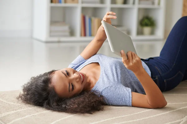 Vrouw genieten van film — Stockfoto