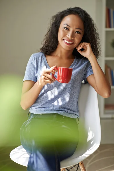 Kvinnan har kaffepaus — Stockfoto