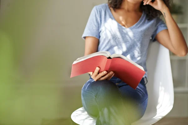 Vrouw lezing roman — Stockfoto