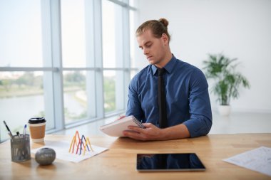 Yeni projede çalışan adam