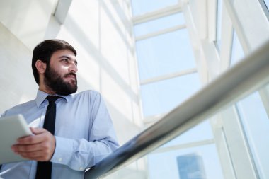 Tablet Bilgisayarlı İşadamı 