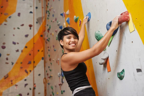 Woman climbing up the wall — Stock Photo, Image