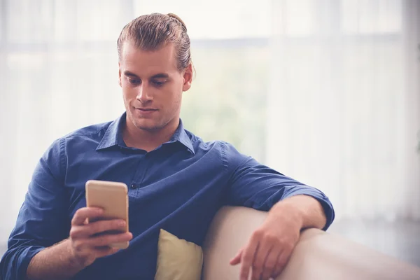 Hombre leyendo noticias en su teléfono inteligente —  Fotos de Stock