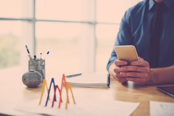 Zakenman gebruikend zijn smartphone — Stockfoto