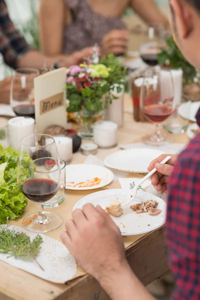 İnsanlar yemek bitirme