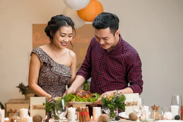 Pareja preparando la cena — Foto de Stock