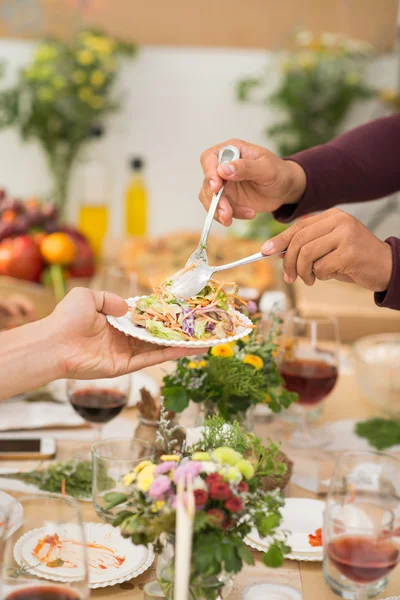 Servir ensalada de verduras frescas —  Fotos de Stock