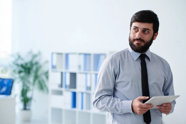 Zakenman met tablet computer — Stockfoto