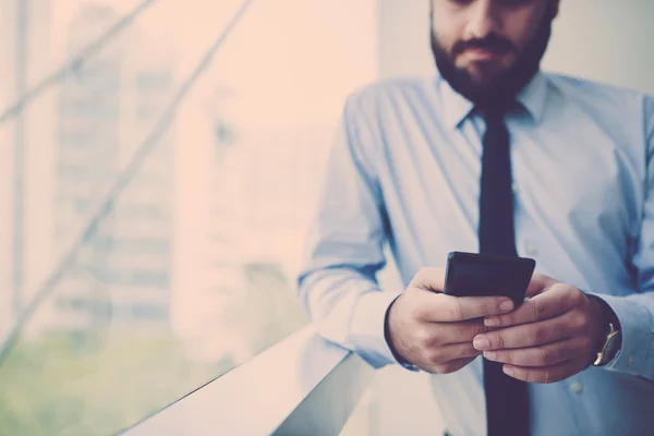 Man met smartphone — Stockfoto