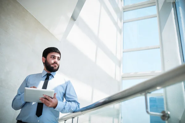 Zakenman met tablet computer — Stockfoto