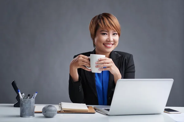 Vrouw met kopje koffie — Stockfoto