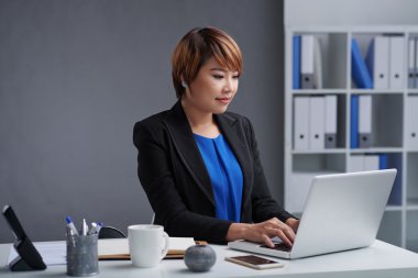 Dizüstü bilgisayarda çalışan kadın 