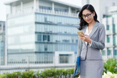 iş kadını kısa mesaj okuma