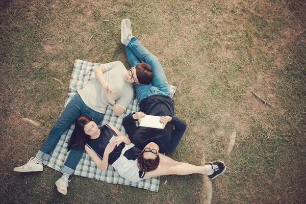 Studenten die rusten op de campus — Stockfoto