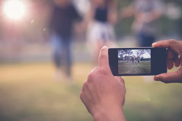 Persona fotografiando amigos — Foto de Stock