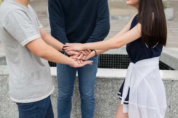 Persone che puntano le mani — Foto Stock