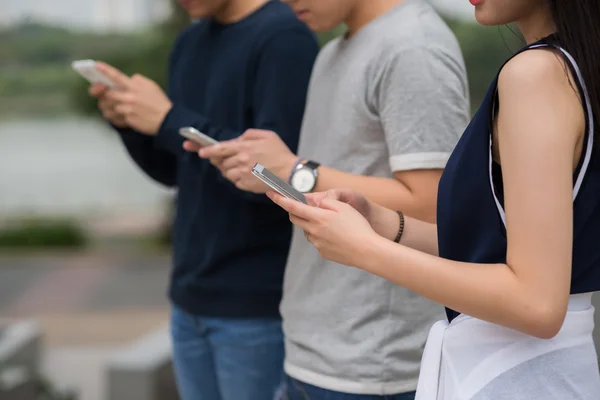 Personer som använder smartphones — Stockfoto