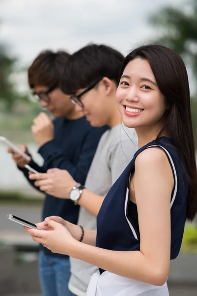 Koreli kızı ile smartphone — Stok fotoğraf