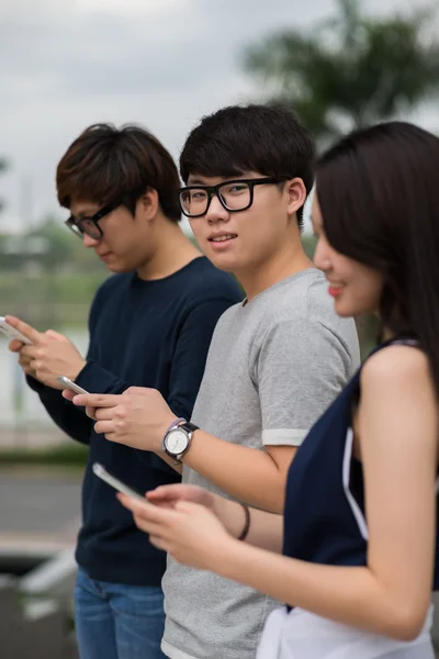 Koreanen met telefoons — Stockfoto