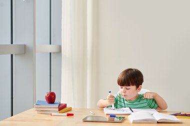 Not defterinde çizim çocuk