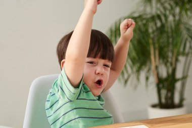 Eller yükselterek çocuk 