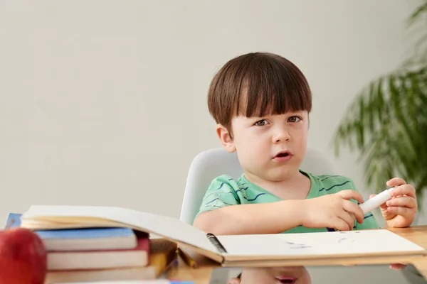 Ongelukkig jongen met album — Stockfoto