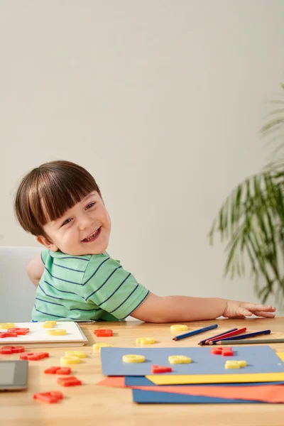 SBoy Estudando em casa — Fotografia de Stock