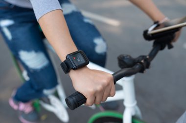 Kadın nabzını kontrol ediyor. 