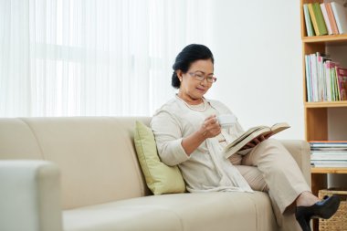 Kitap okuyan bir kadın.