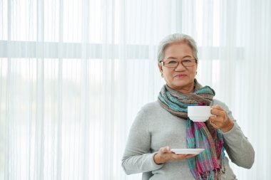 Kahve ile zarif kadın