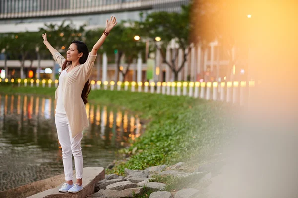 Woman  rising her hands — Stock Photo, Image