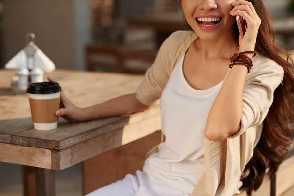 Femme ayant un appel téléphonique — Photo