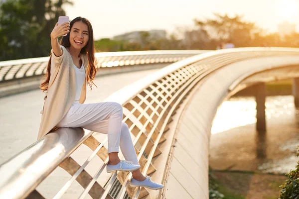 Mädchen macht Selfie — Stockfoto