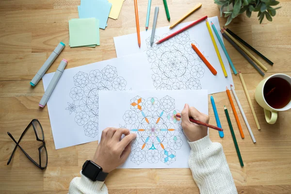 Woman drawing geometric figures — Stock Photo, Image