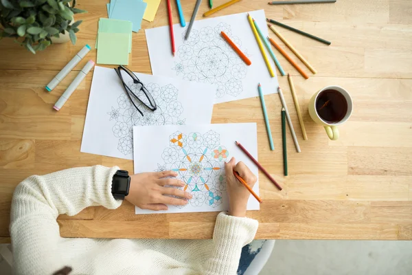 Girl filling geometric patterns — Stock Photo, Image