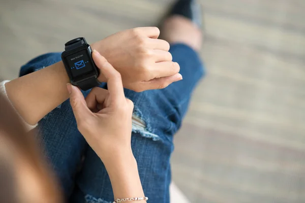 Skicka SMS via smart Watch-klocka — Stockfoto
