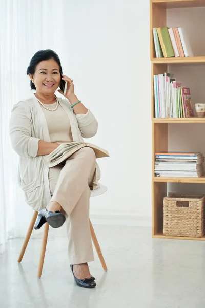 Senior senhora falando ao telefone — Fotografia de Stock