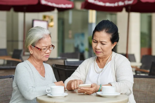 カフェに座っている先輩女性が — ストック写真