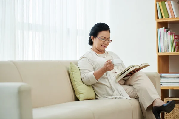 Frau liest ein Buch — Stockfoto