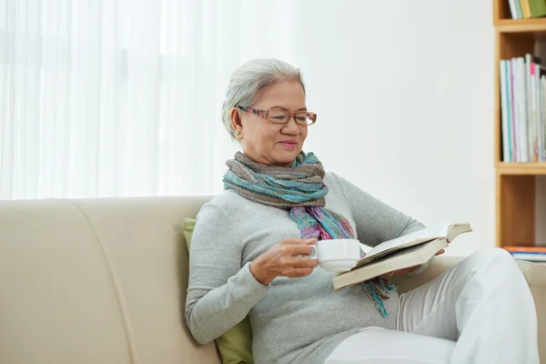 Frau liest ein Buch — Stockfoto