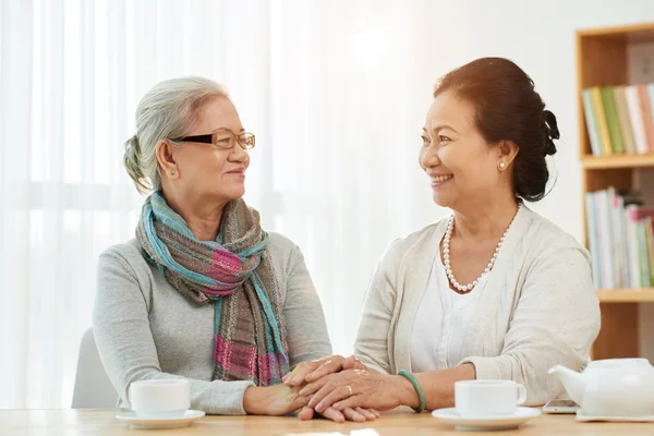 Reife vietnamesische Freunde — Stockfoto